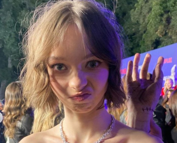 Emma Myers Tampil Menawan di Press Tour ‘Wednesday’, Fashion-nya Jadi Sorotan